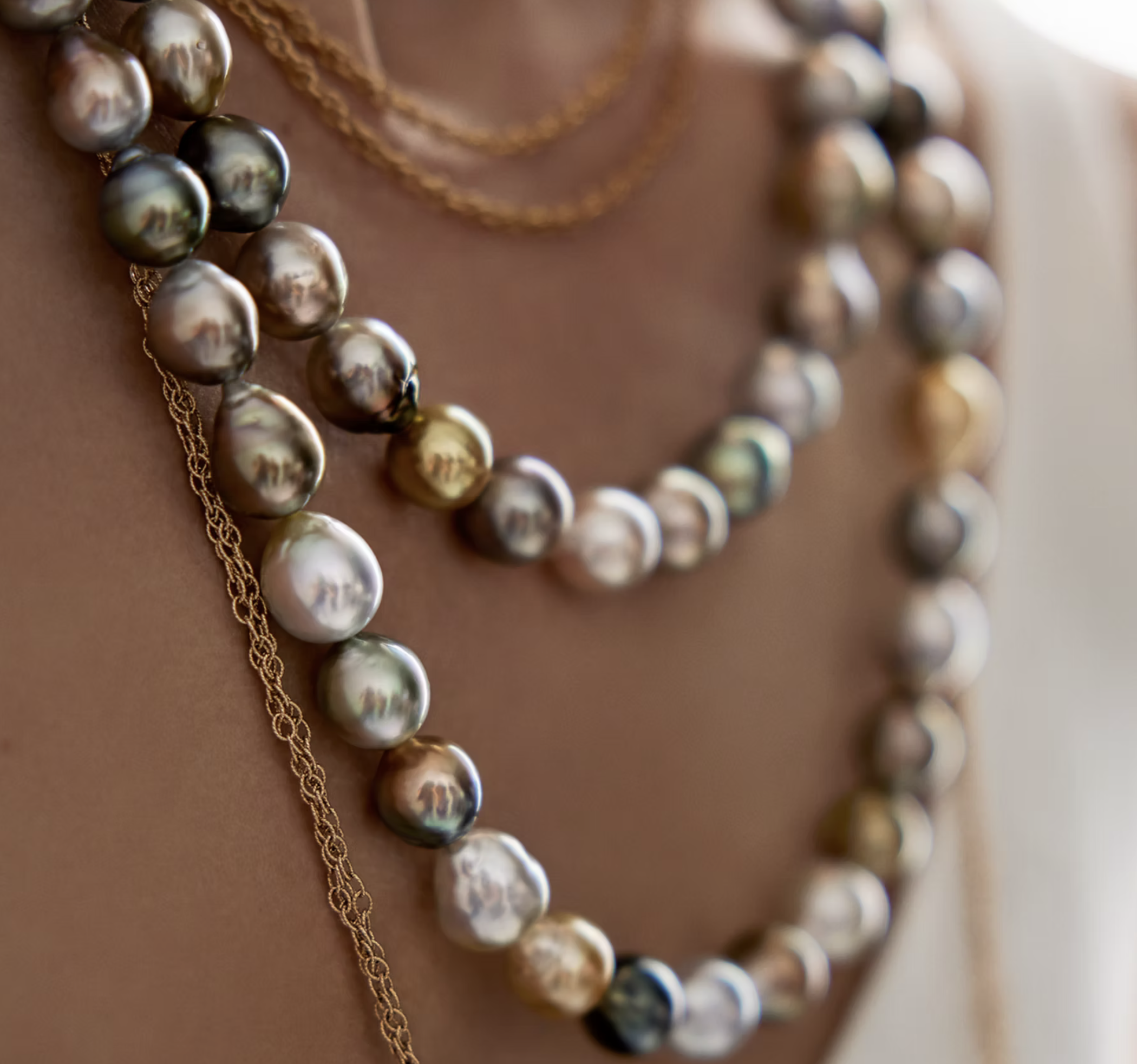 Perlenkette von Gellner um Hals und Dekolleté gelegt.