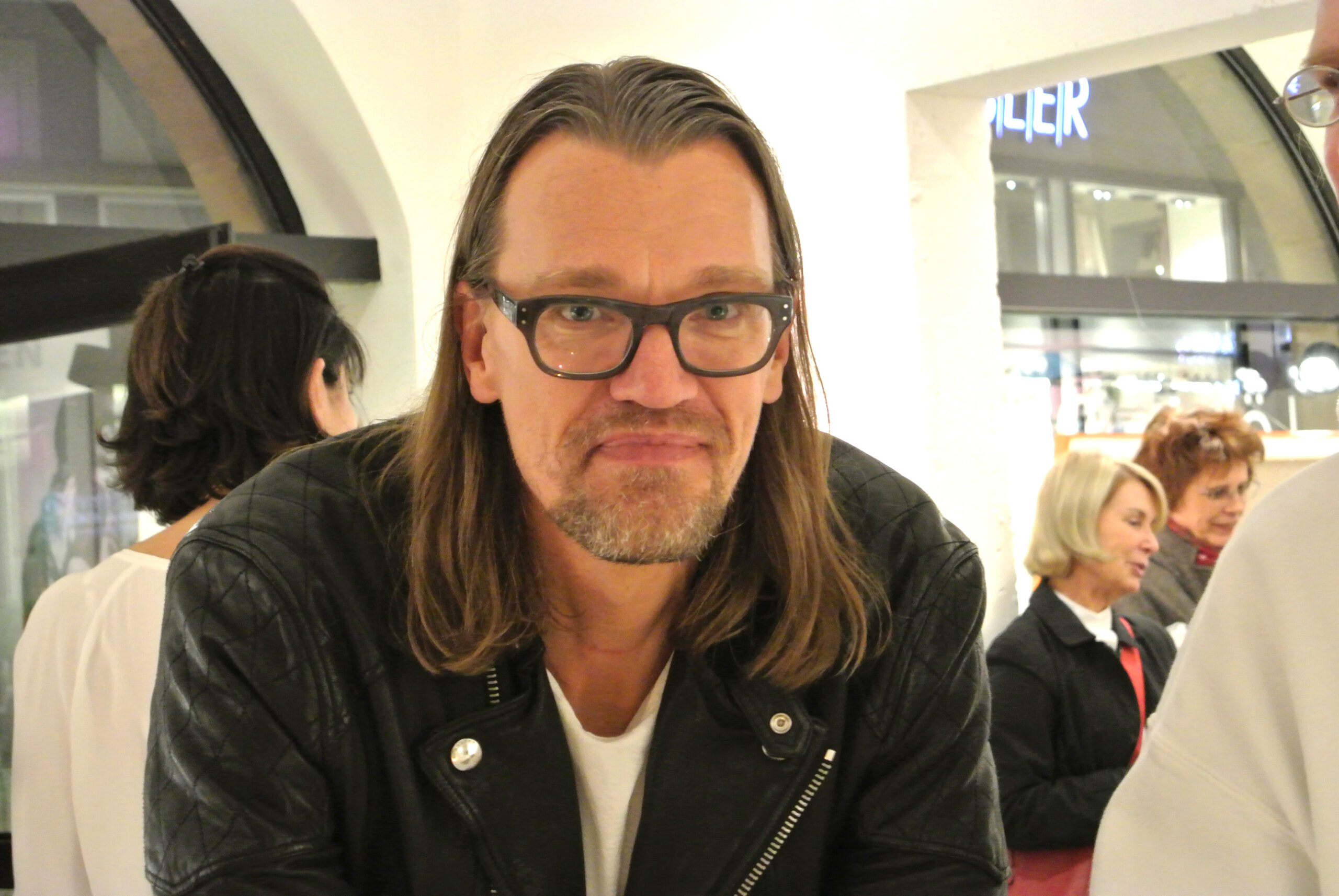 Jörg Döring beim Eröffnungsabend seiner Ausstellung "The Look", 2015 ©Galerie Voigt