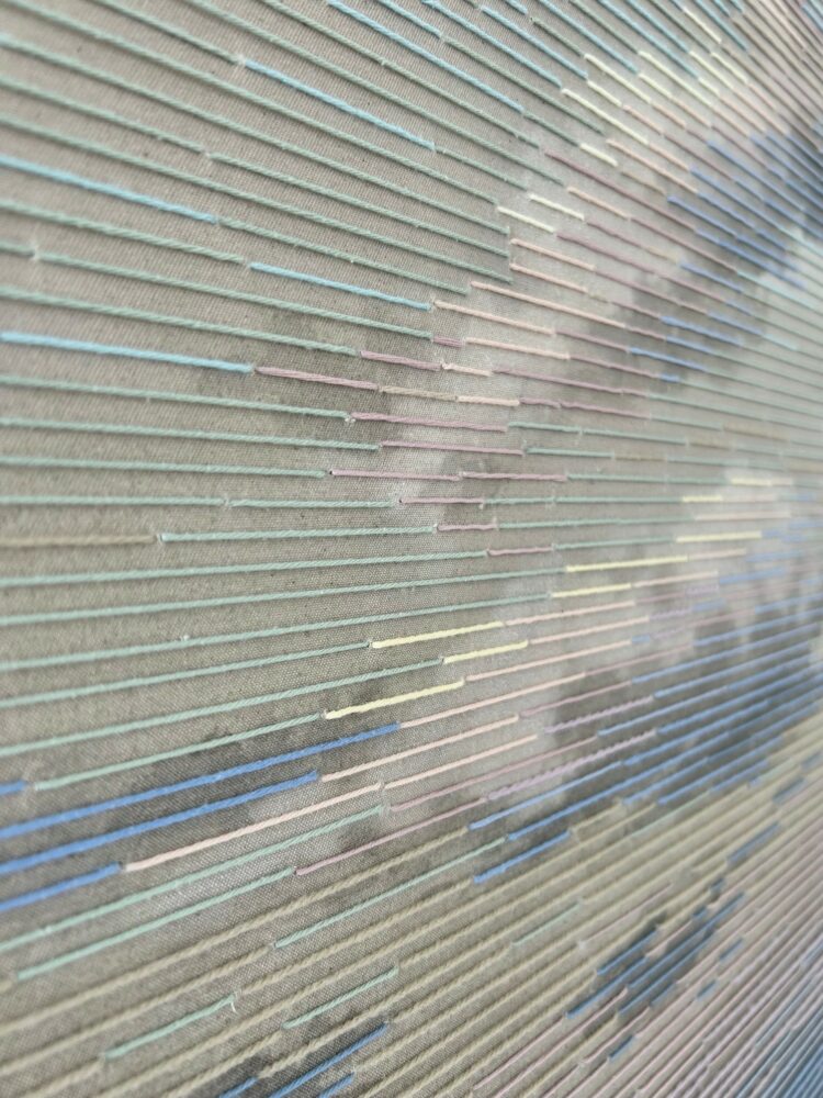 Detailfoto fade away II, Unikat, 2025, Tusche/Garn auf Leinwand, 120 x 100cm, handsigniert, Galerie Voigt Kunst, Nürnberg, 2026. 