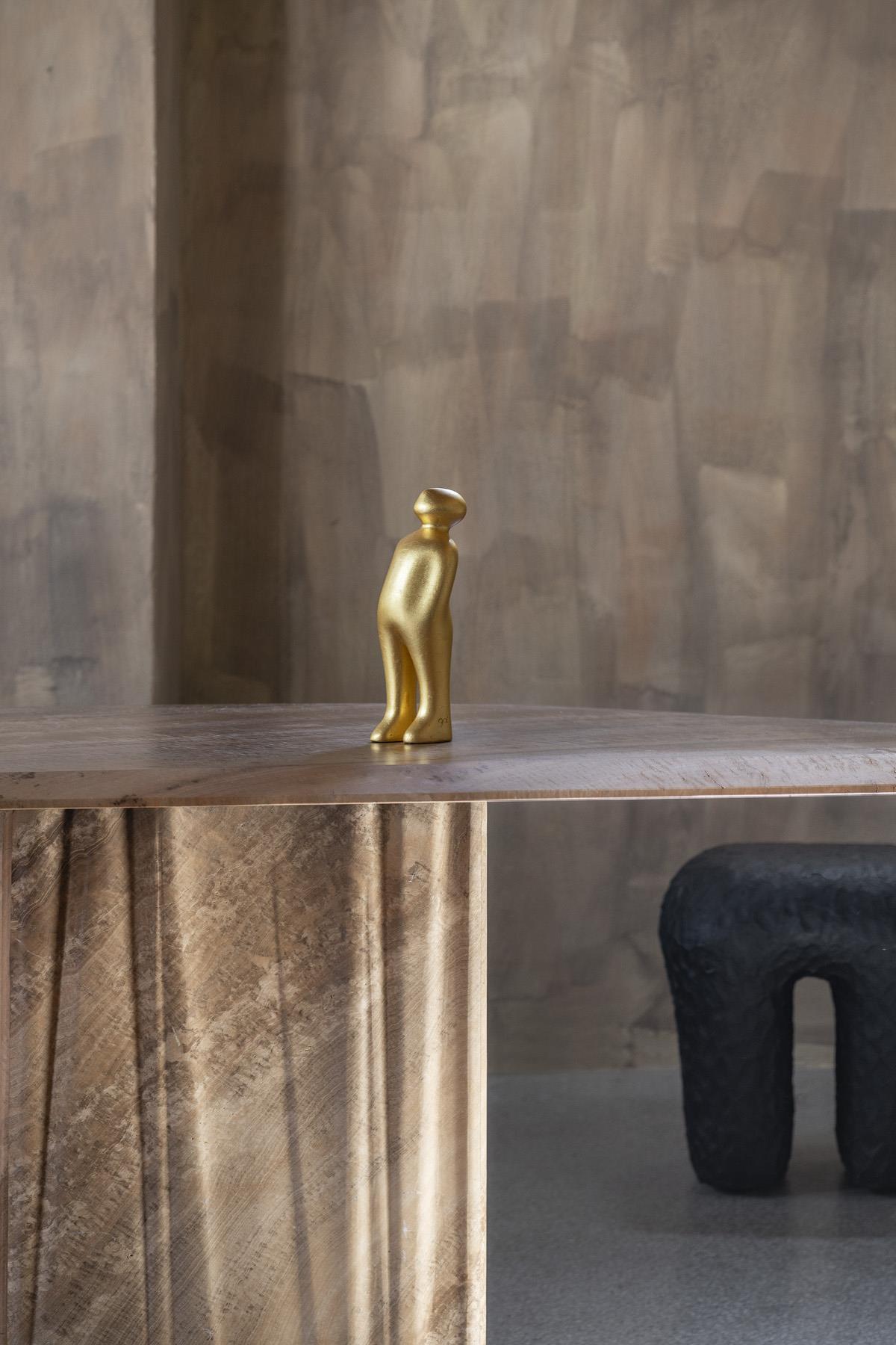 The Visitor SMALL yellow gold - Deleu, Guido - k-GVIS.small-gol