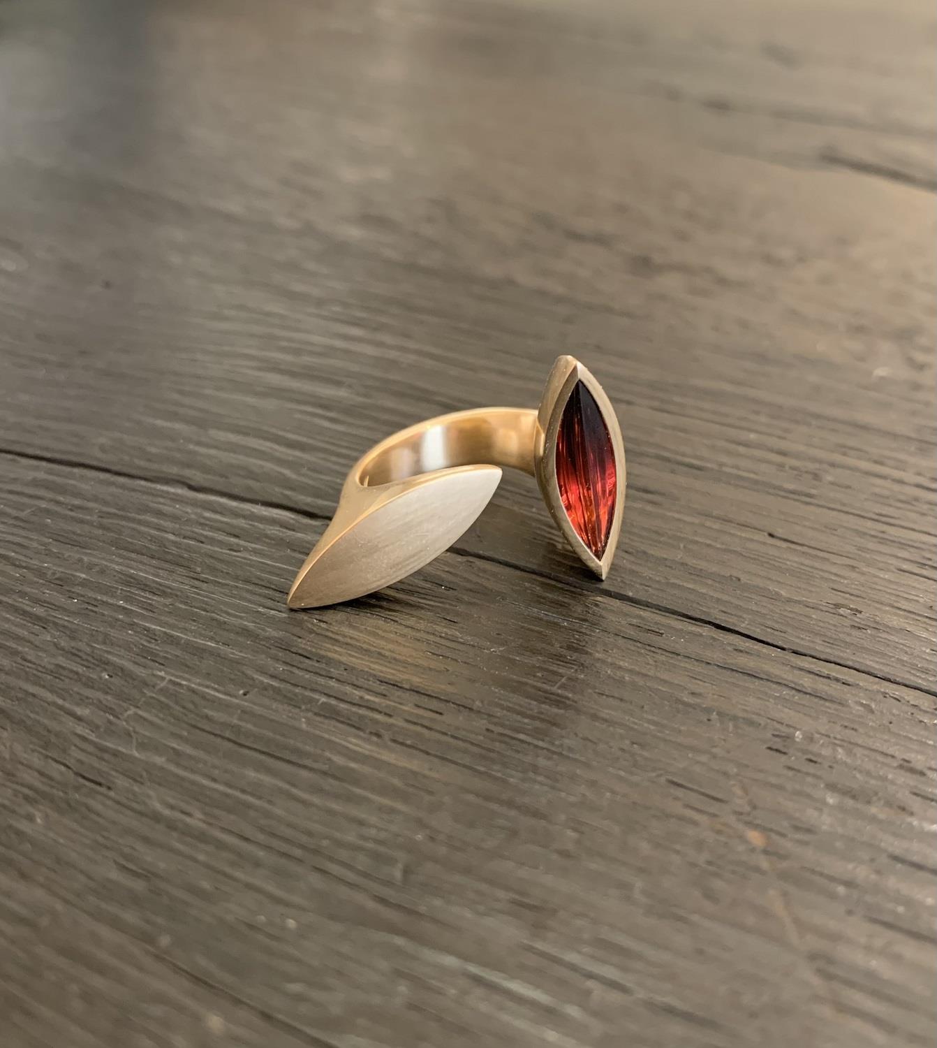 Ring Regatta 3 mit Granat 18K Roségold - Angela Hübel - 3190granat